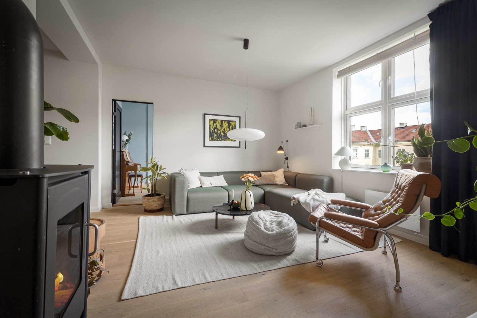 Stuen og to av tre soverom vender ut mot det fine gårdsrommet. Galleribilde