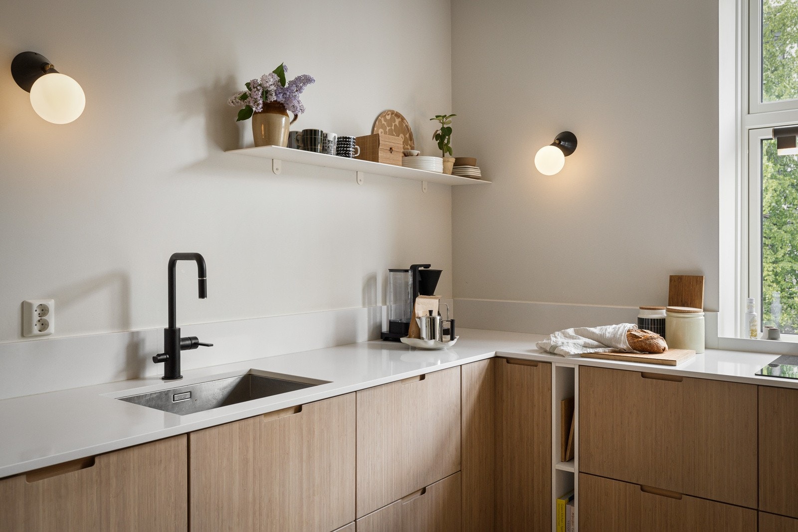 Selve kjøkkenet har skrog fra IKEA, og er ytterligere påkostet med bambusfronter fra Ask og Eng. Benkeplaten er i komposittstein. Galleribilde