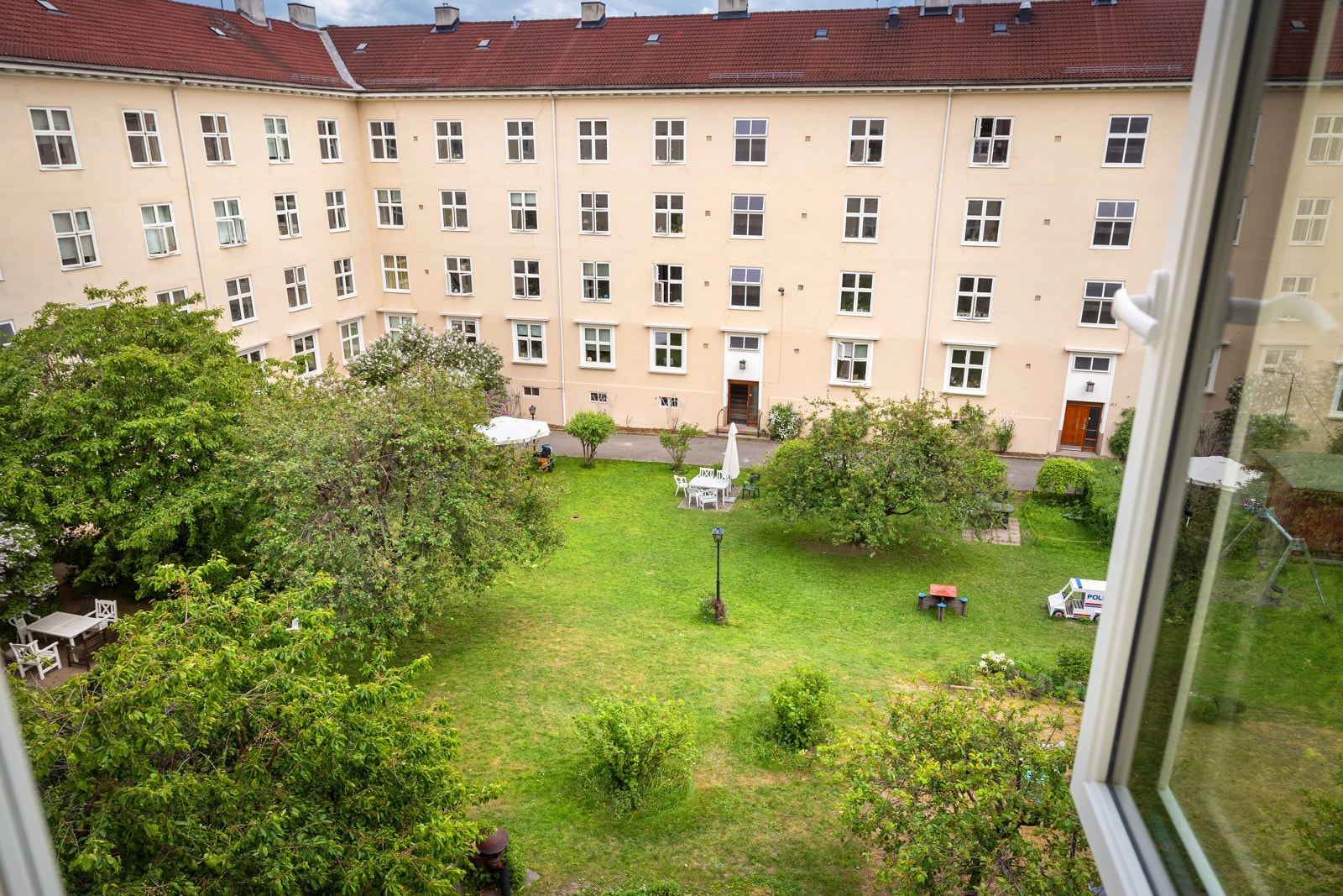Sniktitt på det vakre gårdsrommet, før du får se resten av leiligheten. Galleribilde