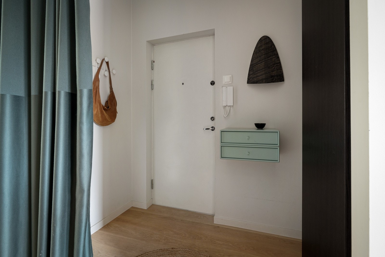 Du ser det ikke på bildet, men det er oppbevaringsplass like inn til høyre her. Galleribilde