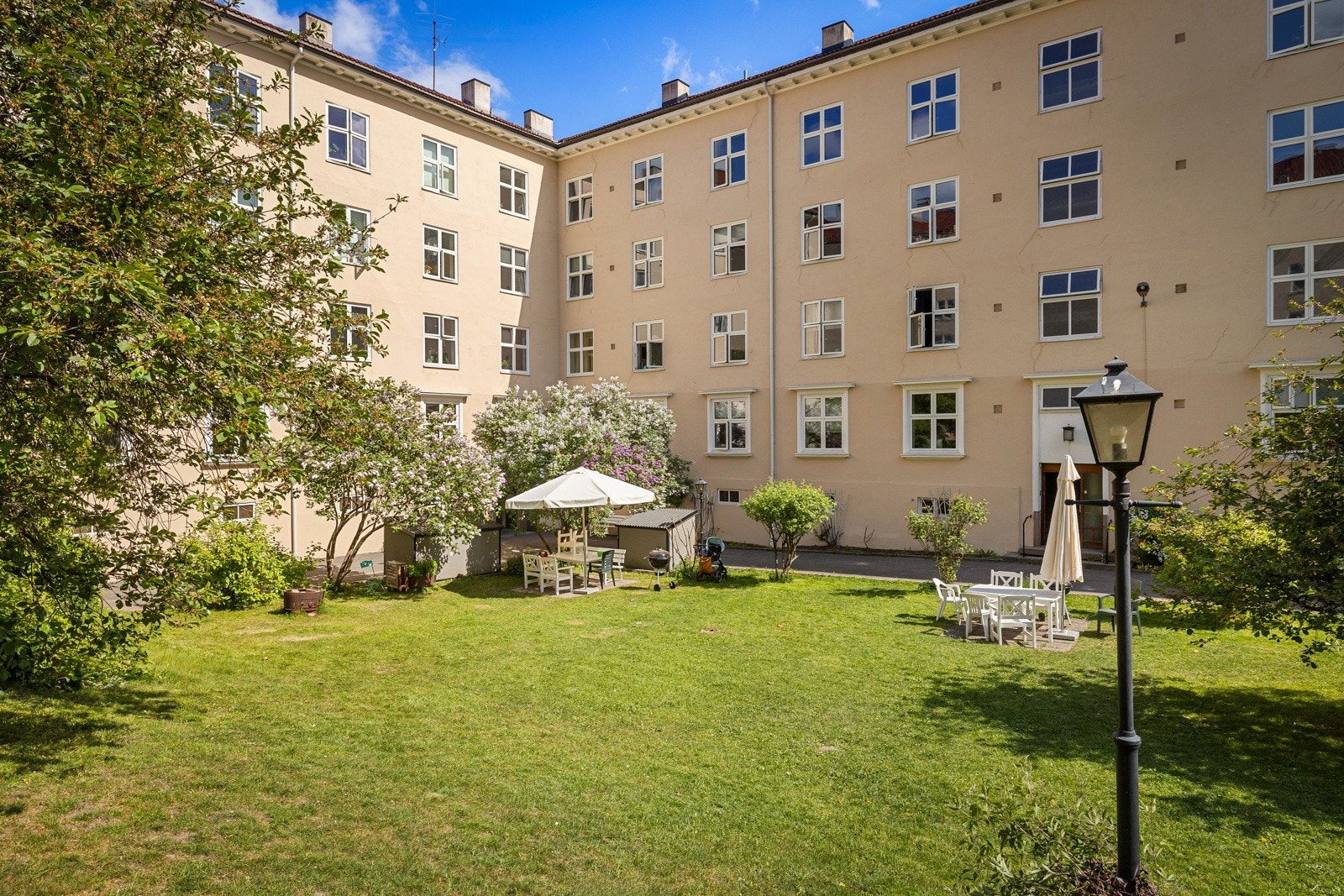 Gårdsrommet er svært velholdt. Her har du også gode solforhold. Galleribilde