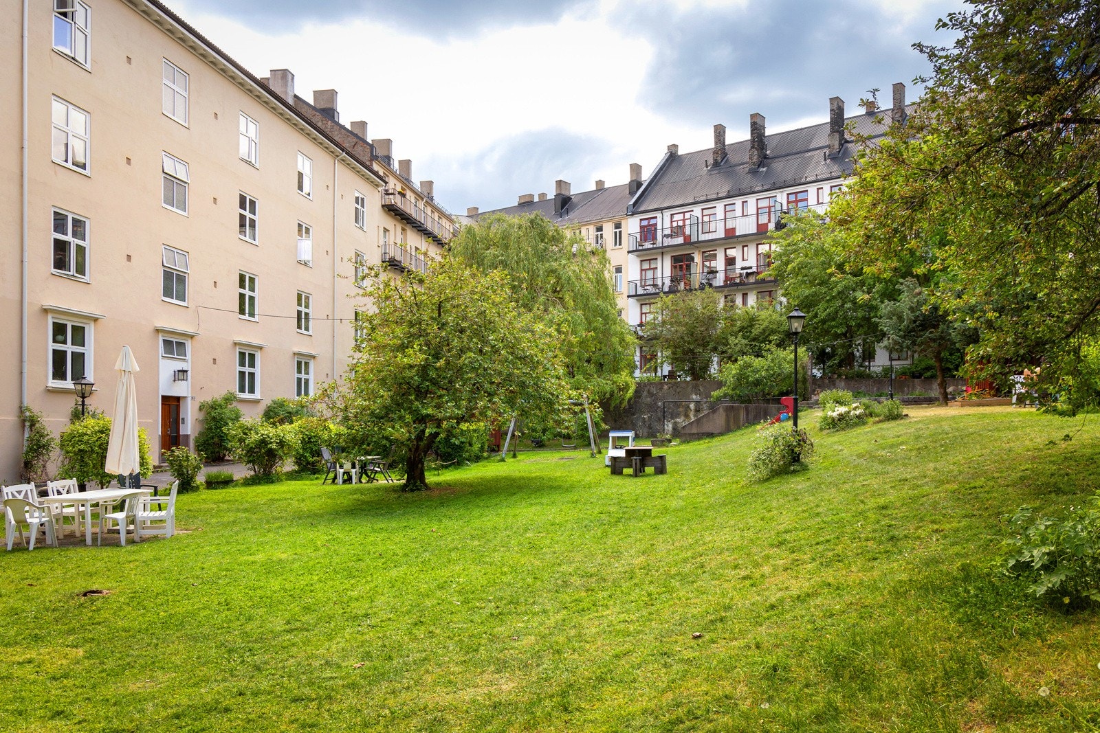Bakgården er lukket, slik at barna kan løpe rundt fritt. Galleribilde