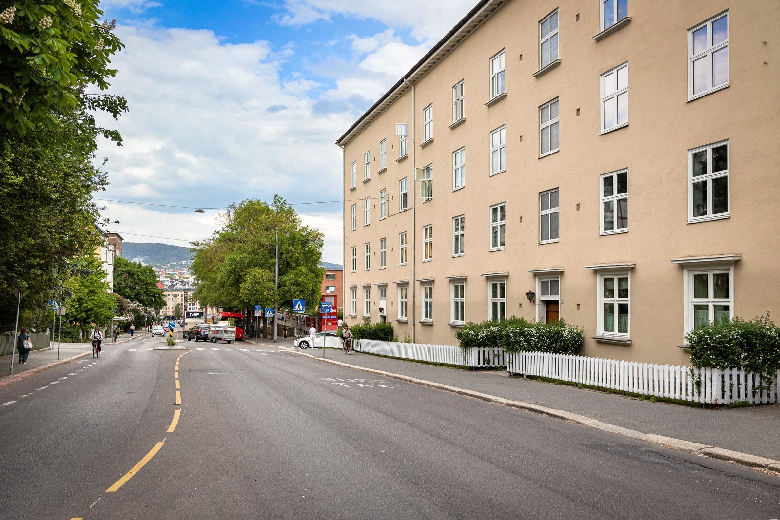 Adressen er svært sentral. St.Hanshaugen senter er rett ved, med stor Rema1000 og blomsterhandel. Galleribilde