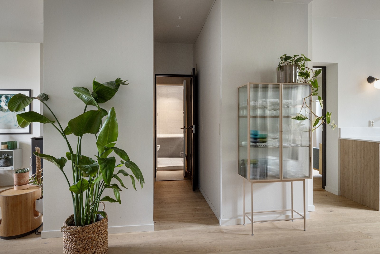 Vi går forbi badet på veien til soverom 3. Derfor får du se badet først. Galleribilde