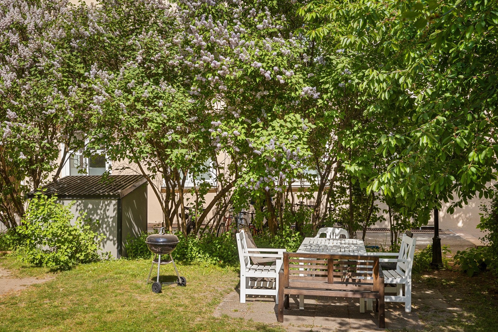 I hagen er det felles sittegrupper og grill. Galleribilde