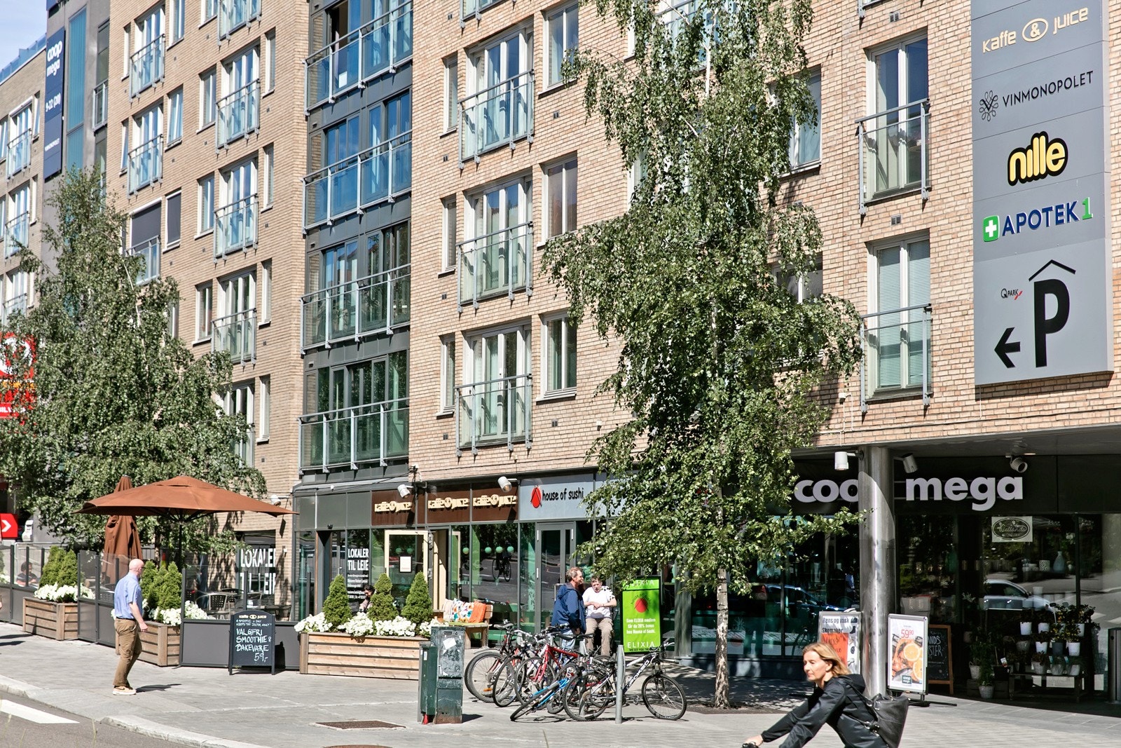 Kun 500 meter unna er Alexander Kiellands hus, med bl.a. stor Coop Mega, Vinmonopol, bakeri og blomsterbutikk. Galleribilde