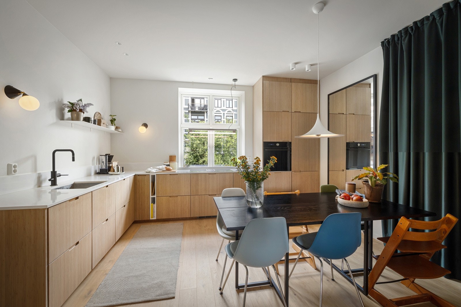 Leiligheten ble smakfullt pusset opp i 2021, og interiørarkitektkontoret "Ett rom til" tegnet ny planløsning. Vi syns at hjemmet er gjennomført til fingerspissene. Galleribilde