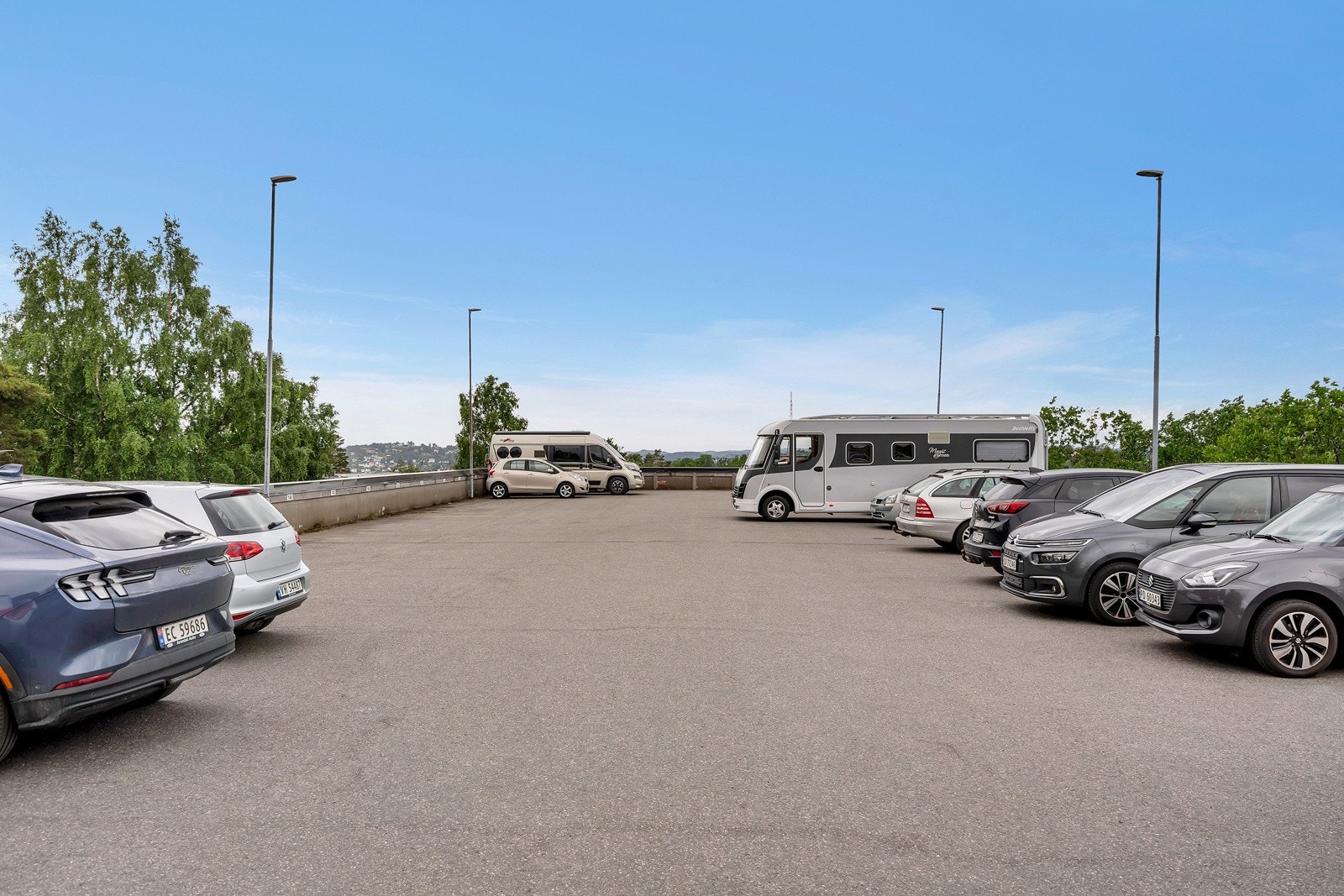 Leilighete har idag egen parkeringsplass oppstilt. Galleribilde