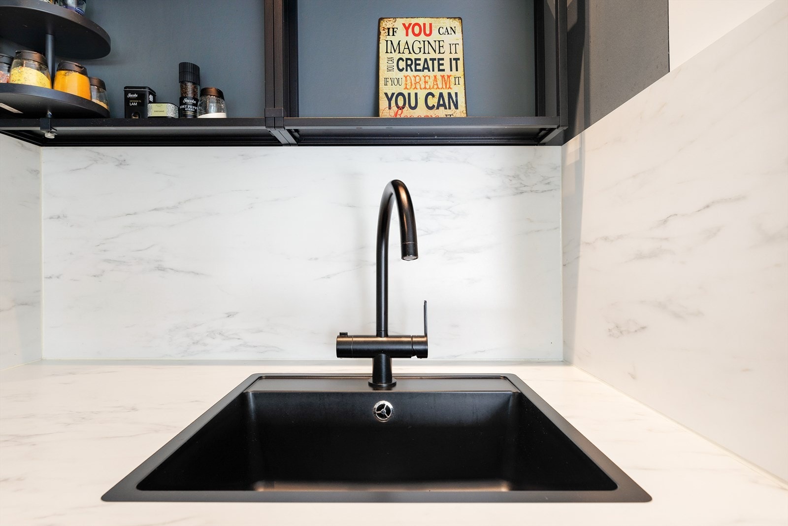 Kitchen-boards pryder og beskytter bakveggene. Galleribilde