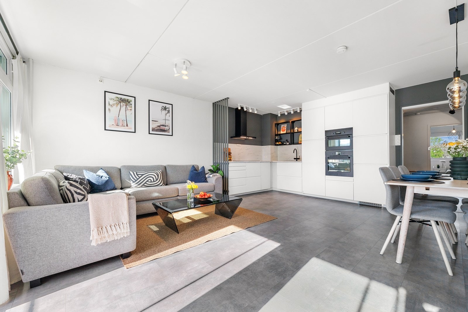 Med åpen løsning mot stuen blir kjøkkenet en sosial sone. Galleribilde