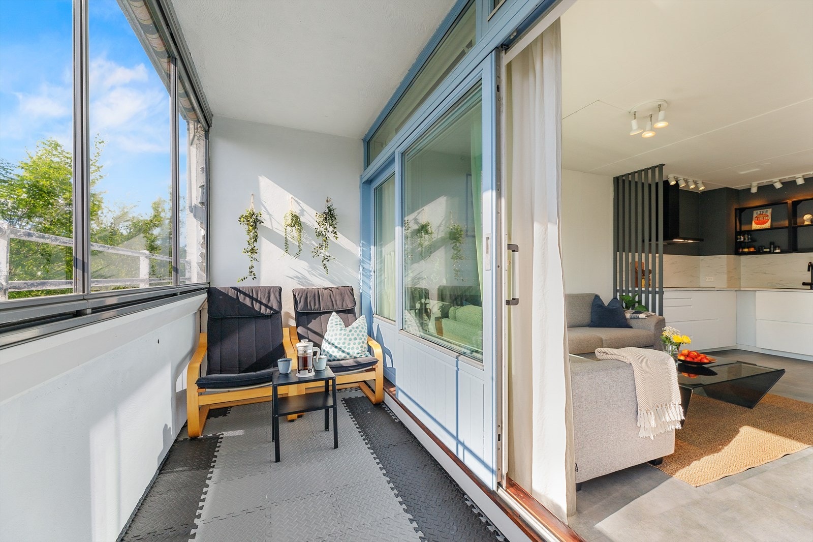 Balkongen er vendt mot vestlige solforhold. Galleribilde