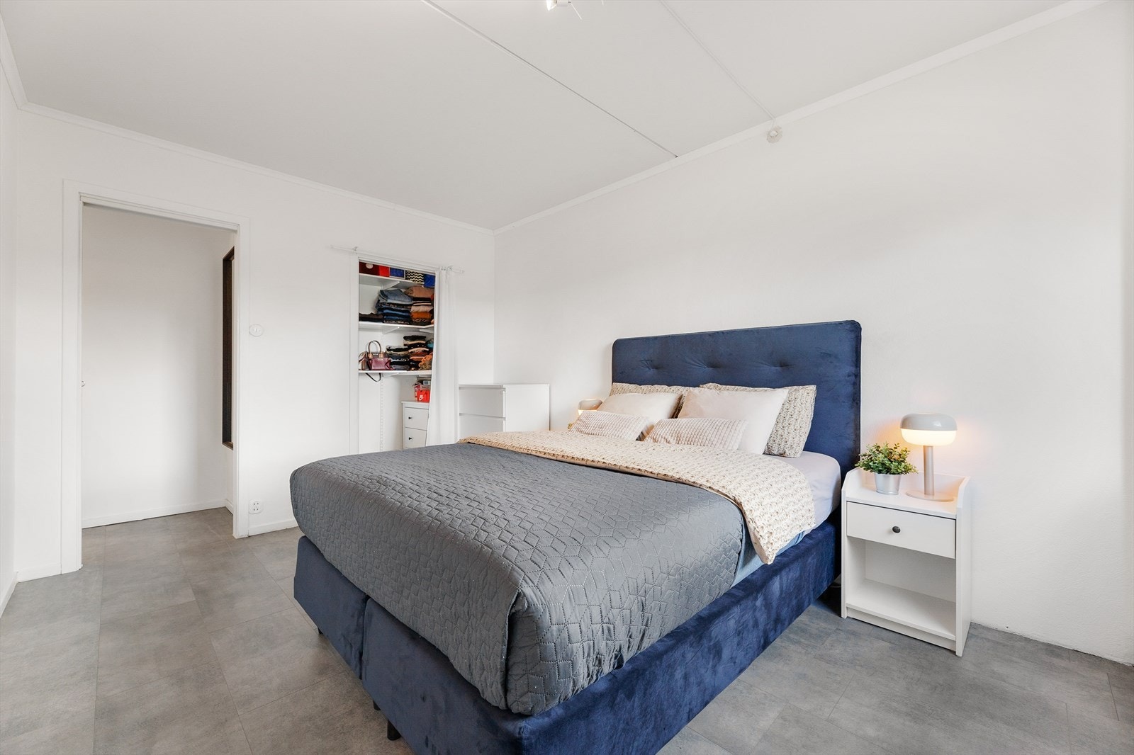 Det største soverommet har plass til dobbeltseng, nattbord og garderobeskap. Galleribilde