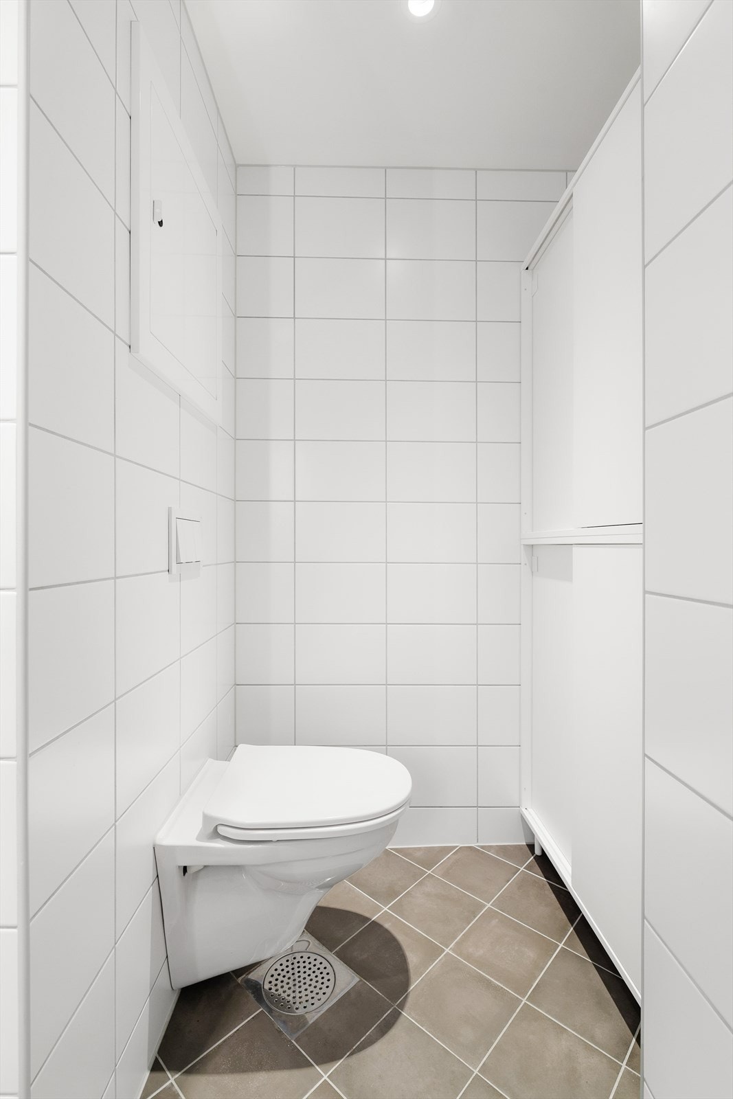 På badet er det også vegghengt wc. Galleribilde