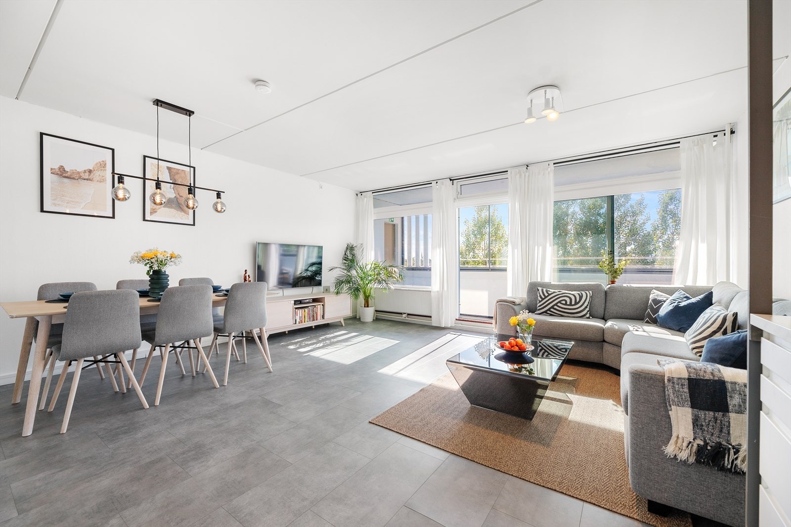 Med gjennomgående løsning og store vinduer oppleves stuen som lys og luftig. Galleribilde