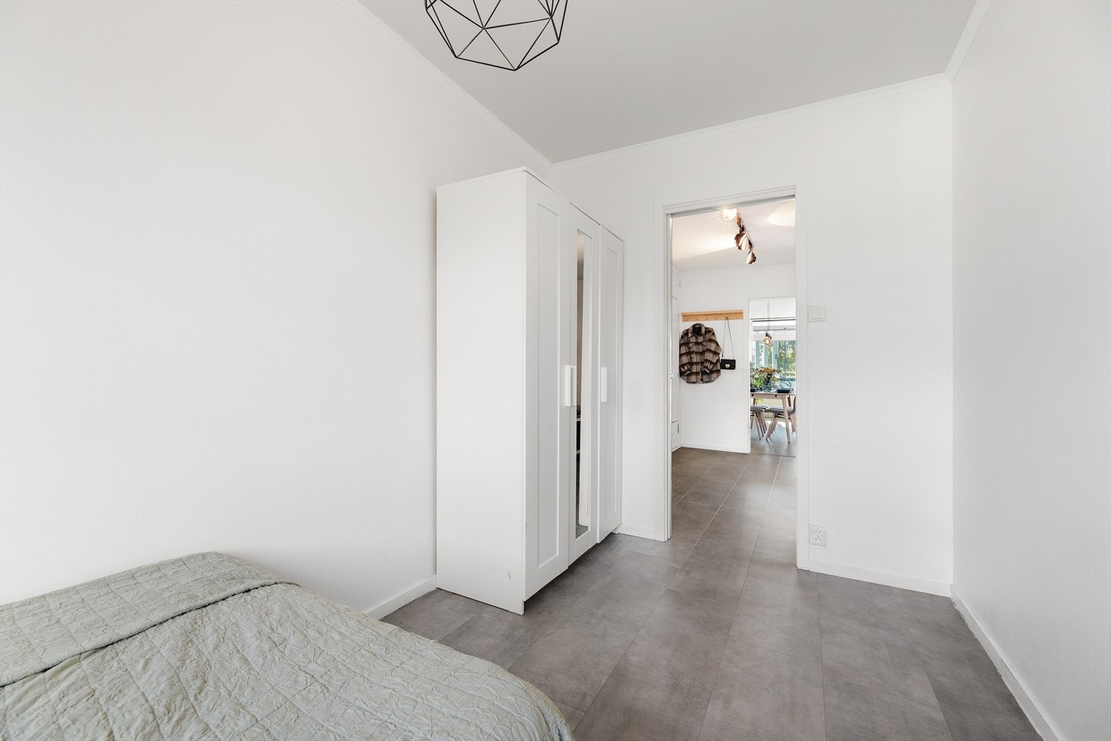 Her er det plass til seng og skrivepult i tillegg til garderobeskap. Galleribilde