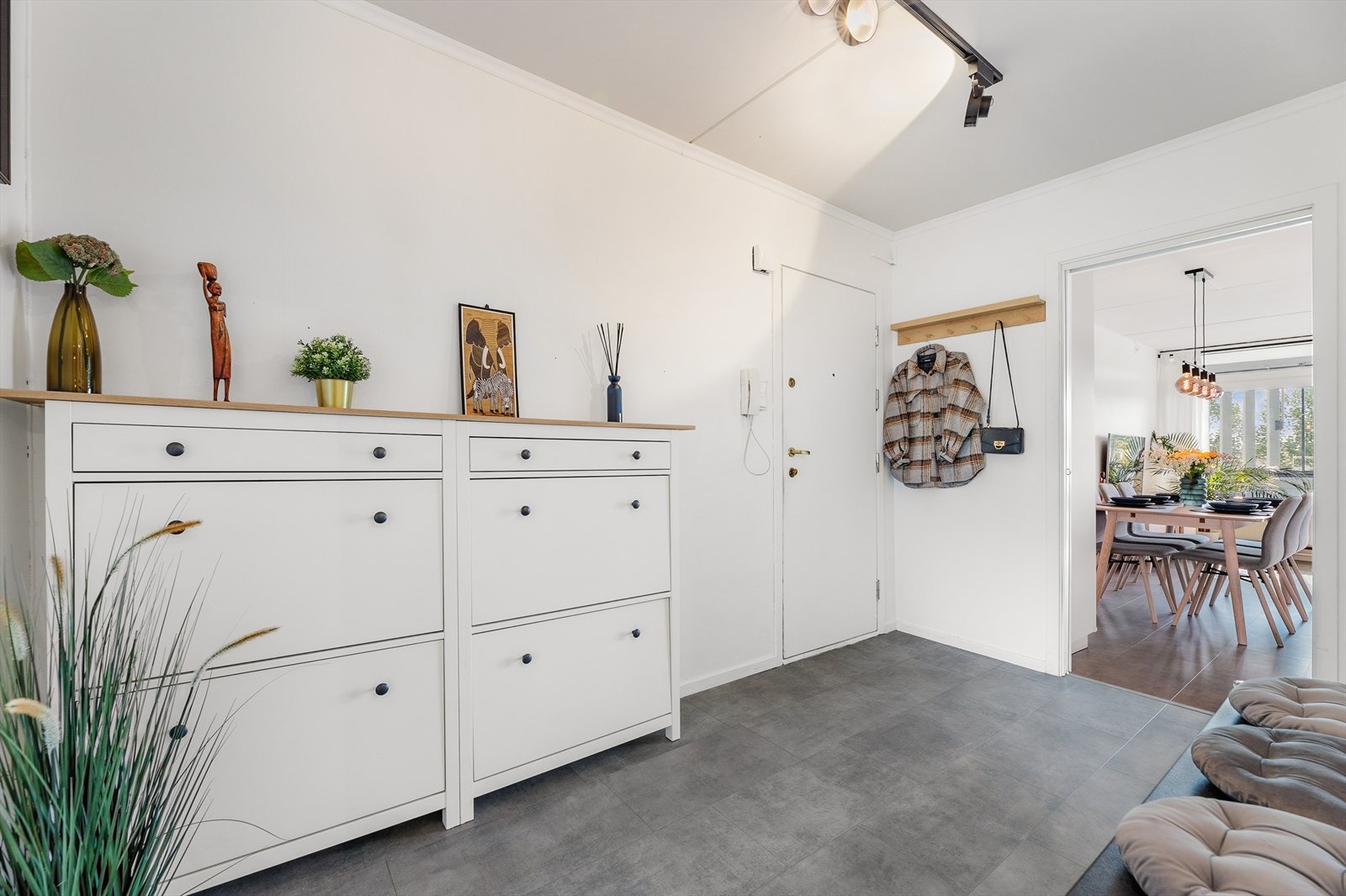 Romslig og innbydende entré med god plass til skoskap, oppheng og garderobeløsning. Galleribilde