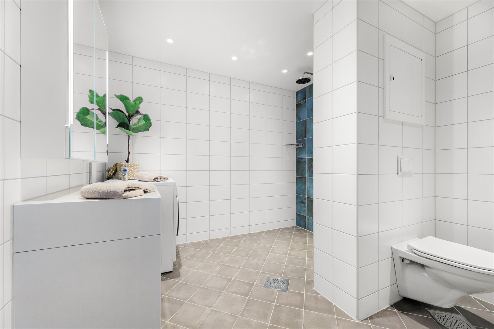 Stort og pent flislagt bad oppusset i regi av borettslaget i 2017. Galleribilde