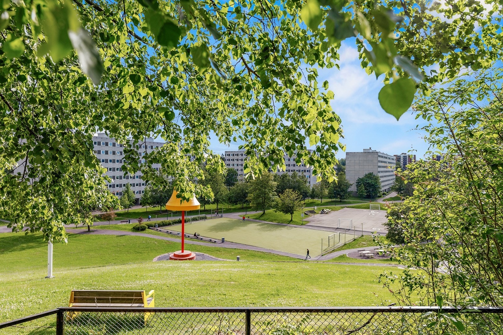 Fotballbanen er rett ved den populære lampen på Haugenstua. Galleribilde