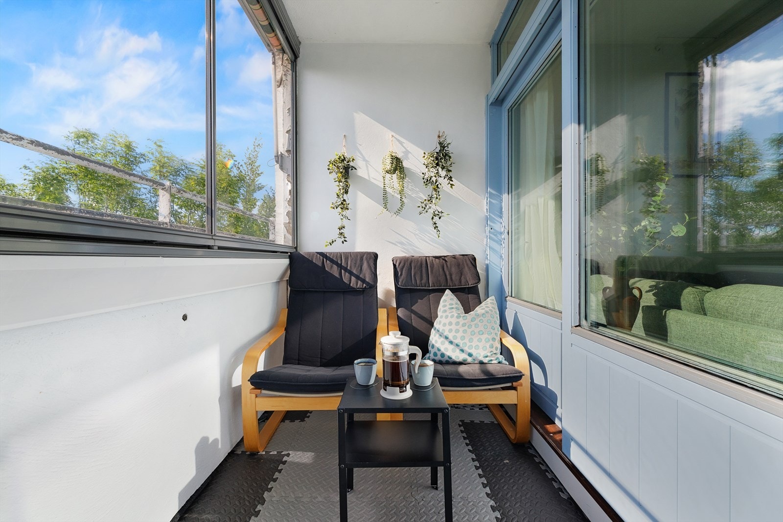 Den innglassede balkongen kan nytes både sommer og vinter. Galleribilde
