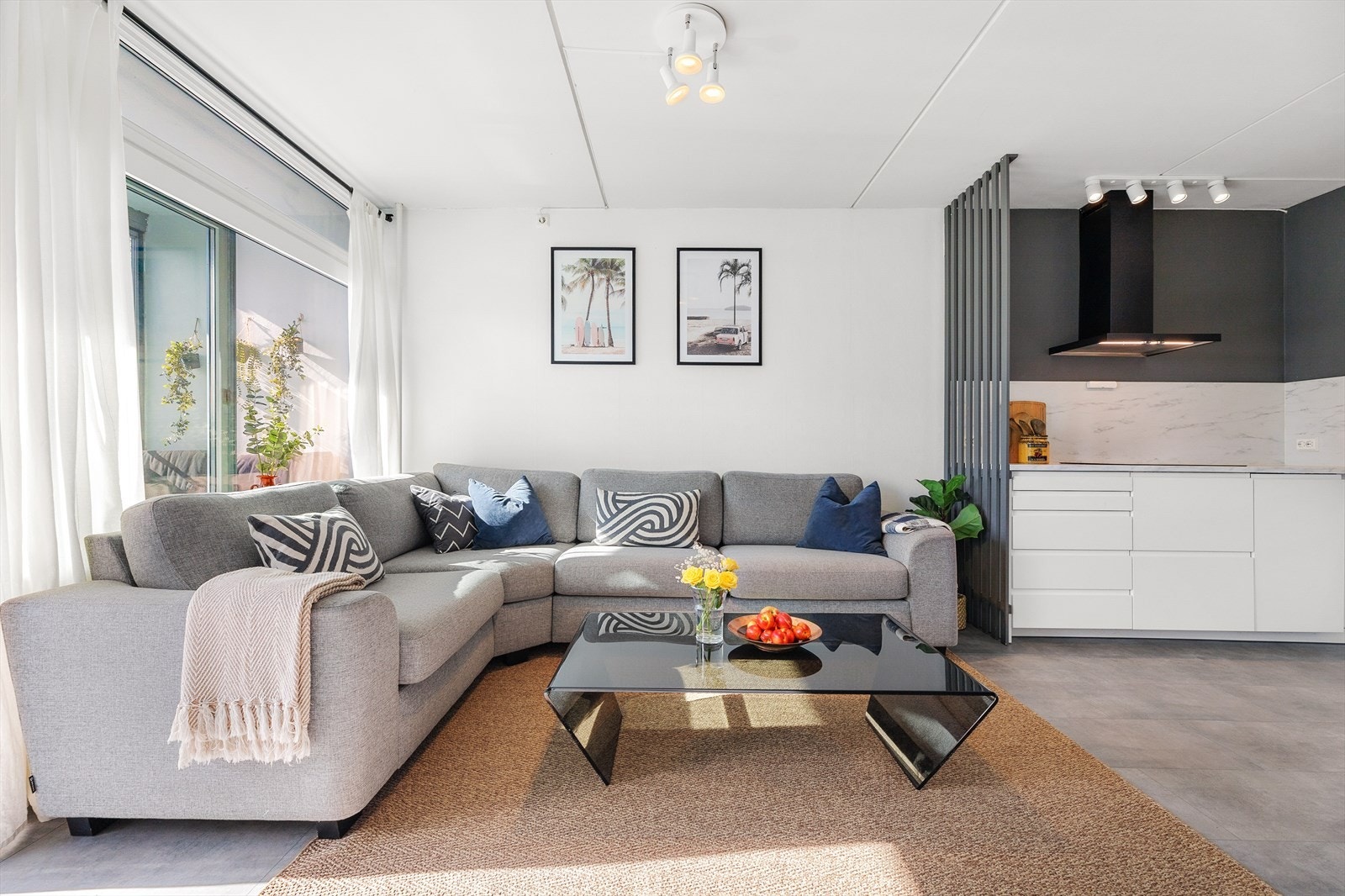 Overflatene er hvitmalte og gulvet er belagt med laminatfliser. Galleribilde