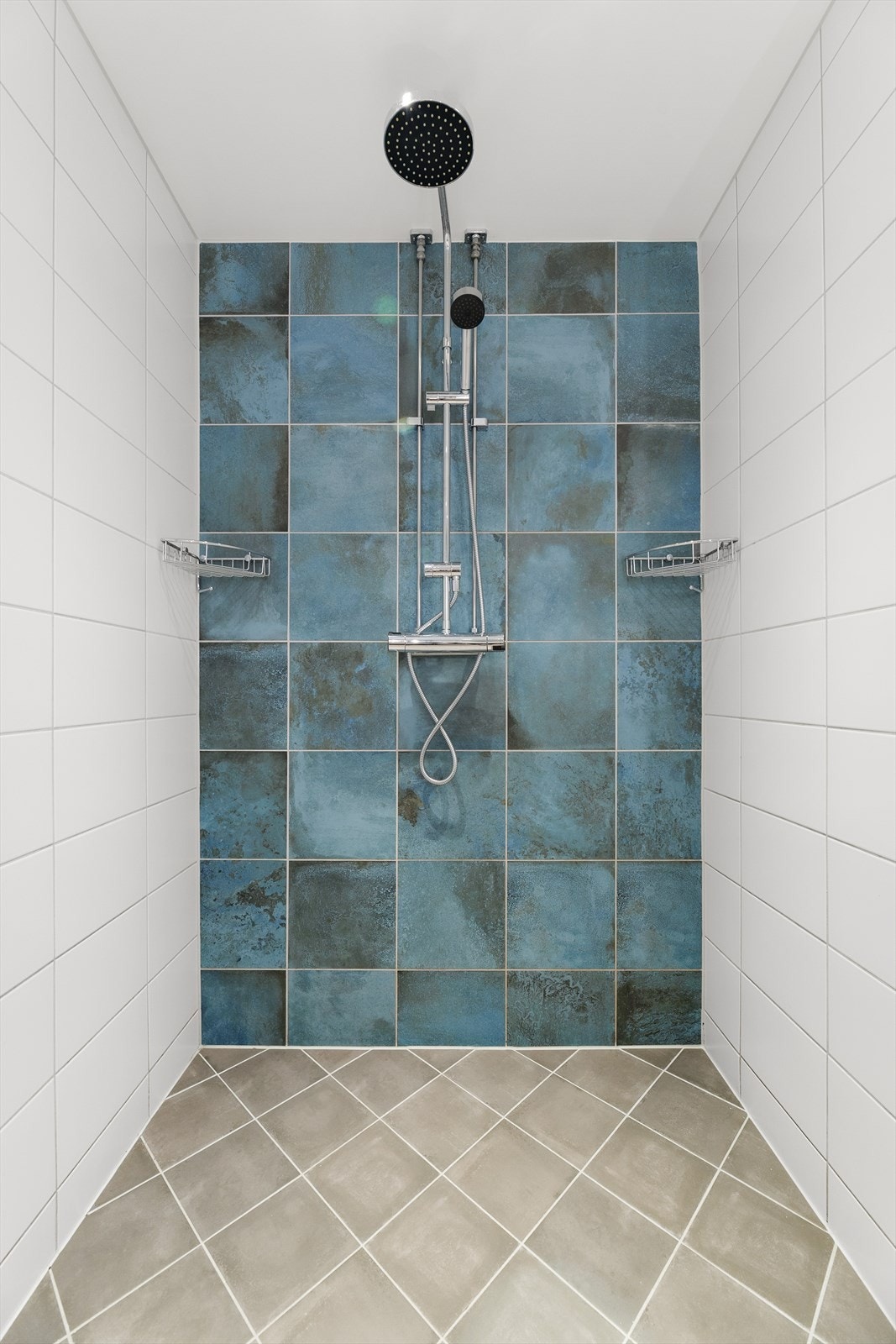 Badet er videre utstyrt med åpen dusjnisje. Galleribilde