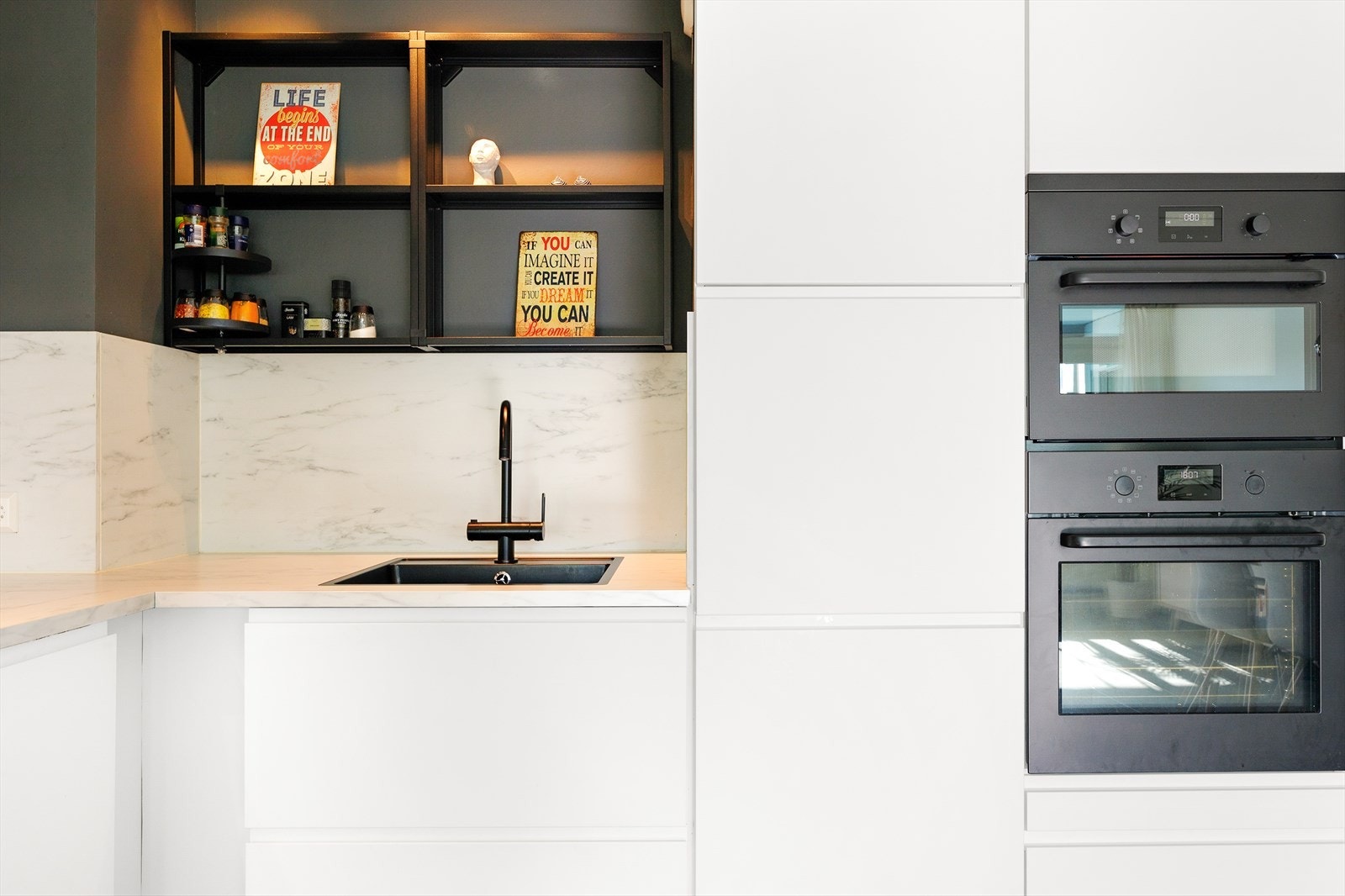 I innredningen er det integrert mikro og stekeovn i ståhøyde, platetopp, oppvaskmaskin og kjøle-/fryseskap. Galleribilde