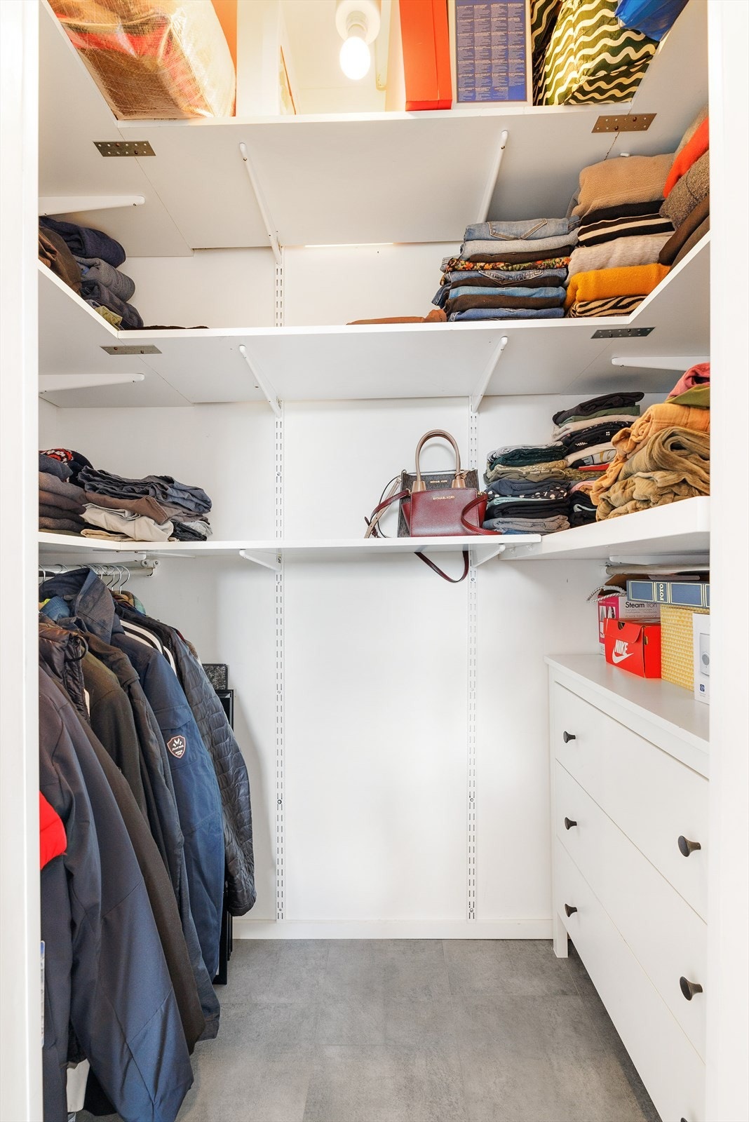 Herfra er det tilgang til walk-in-garderobe. Galleribilde