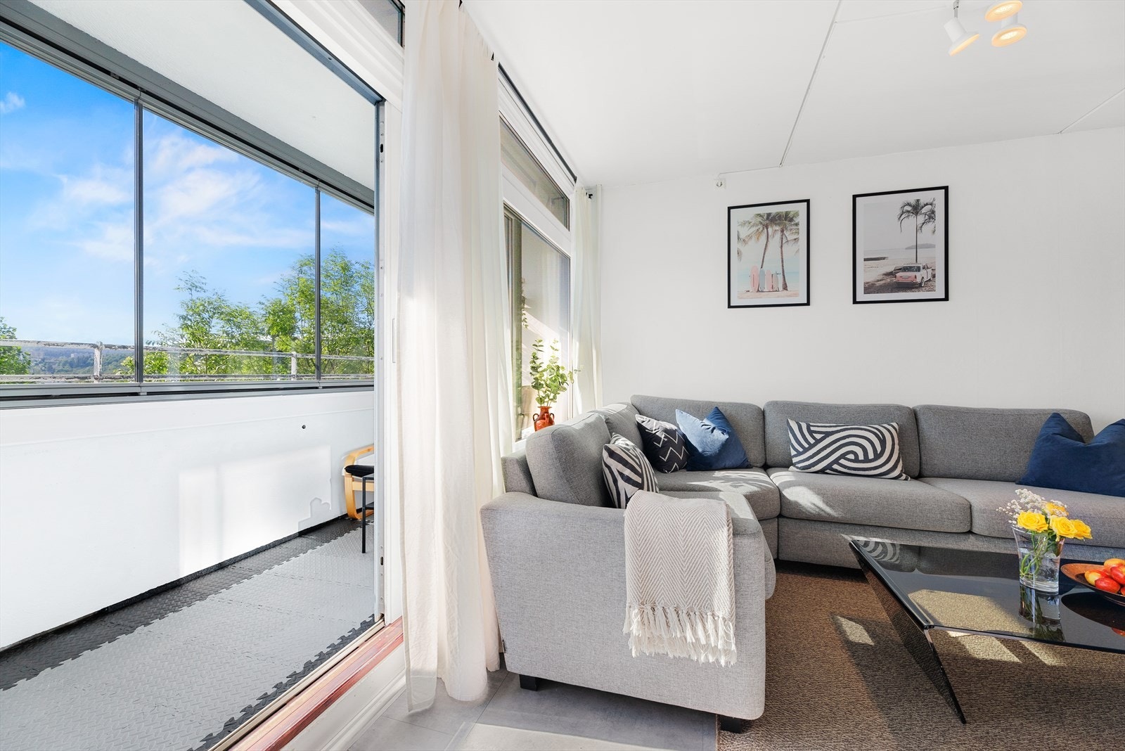 Fra stuen er det utgang til balkongen. Galleribilde