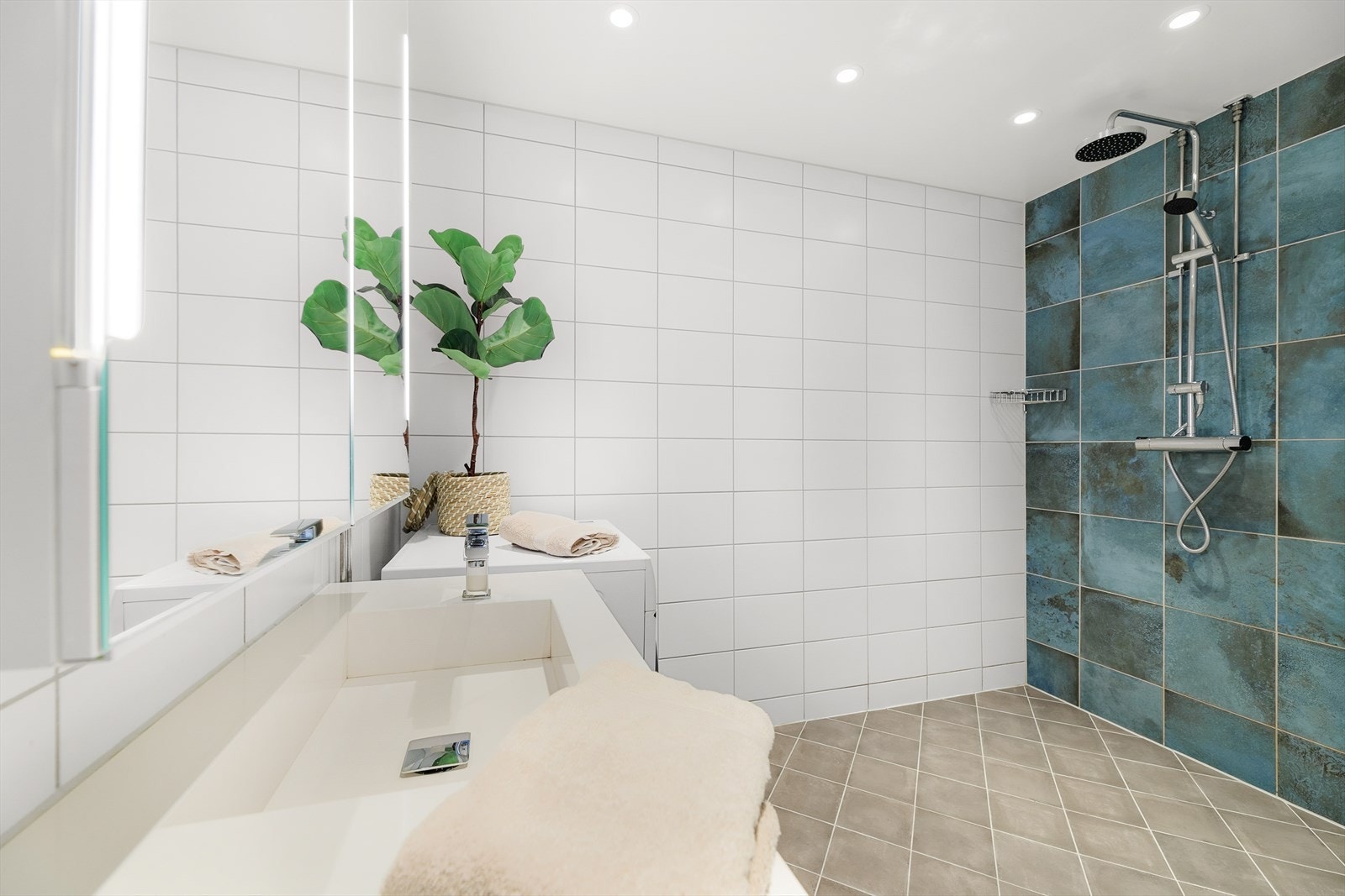 Her er det varmekabler i gulvet og downlights i himlingen. Galleribilde