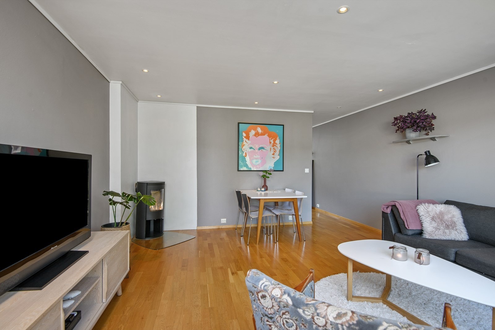 Rommet har plass til møblement som sofa- og spisegruppe Galleribilde