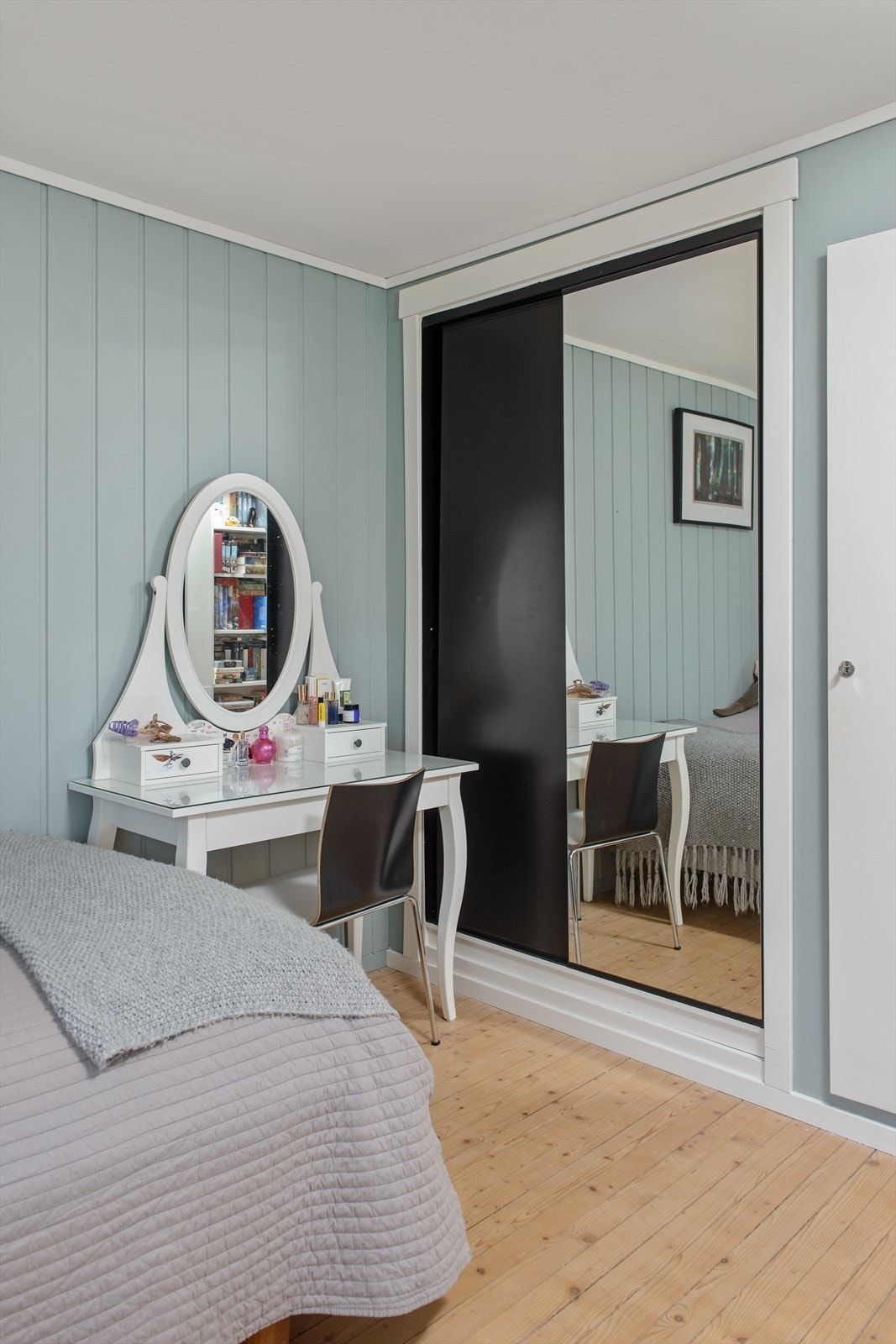 Soverom III har plassbygget garderobe Galleribilde
