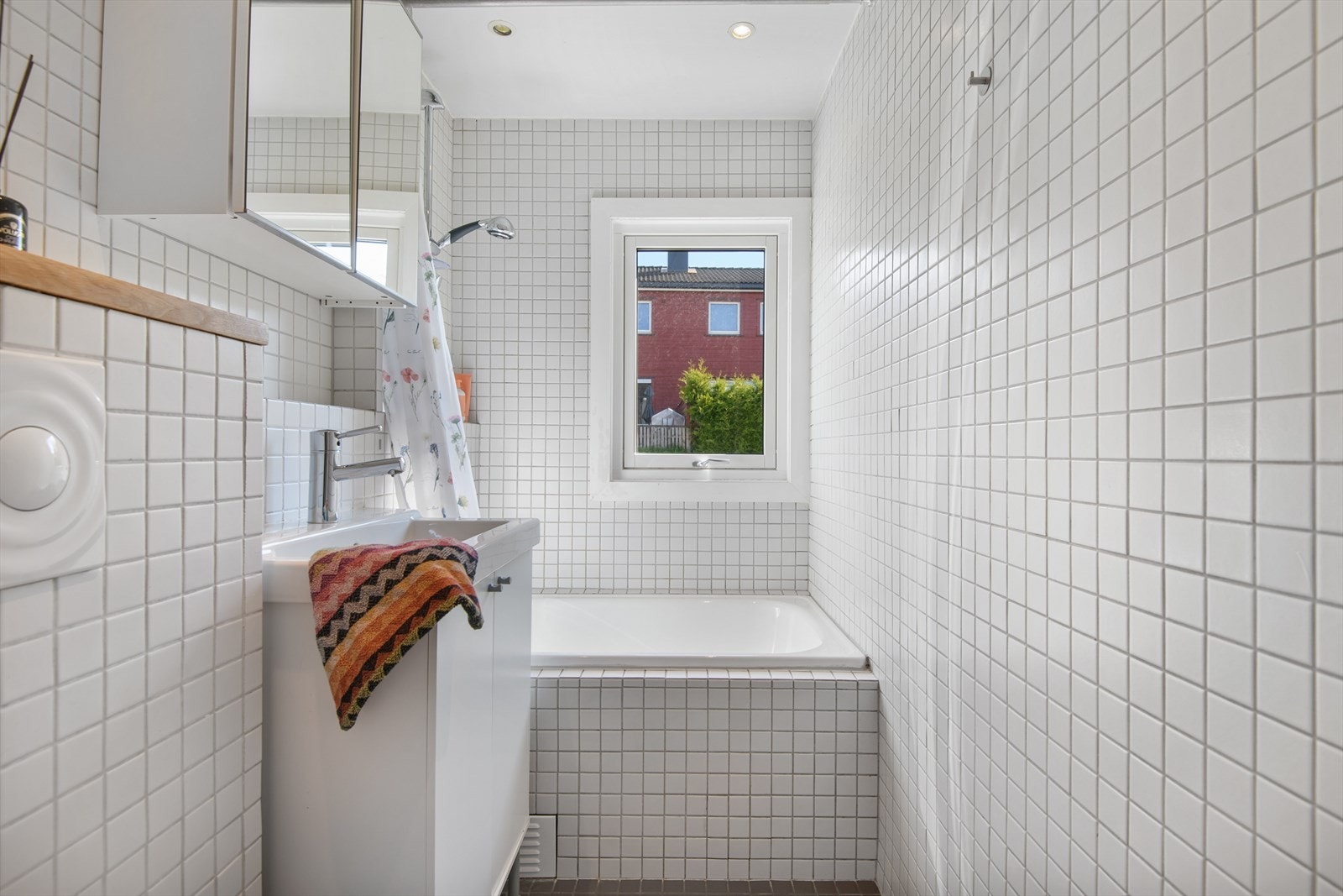 Flislagt baderom har innfelte downlights i himling Galleribilde