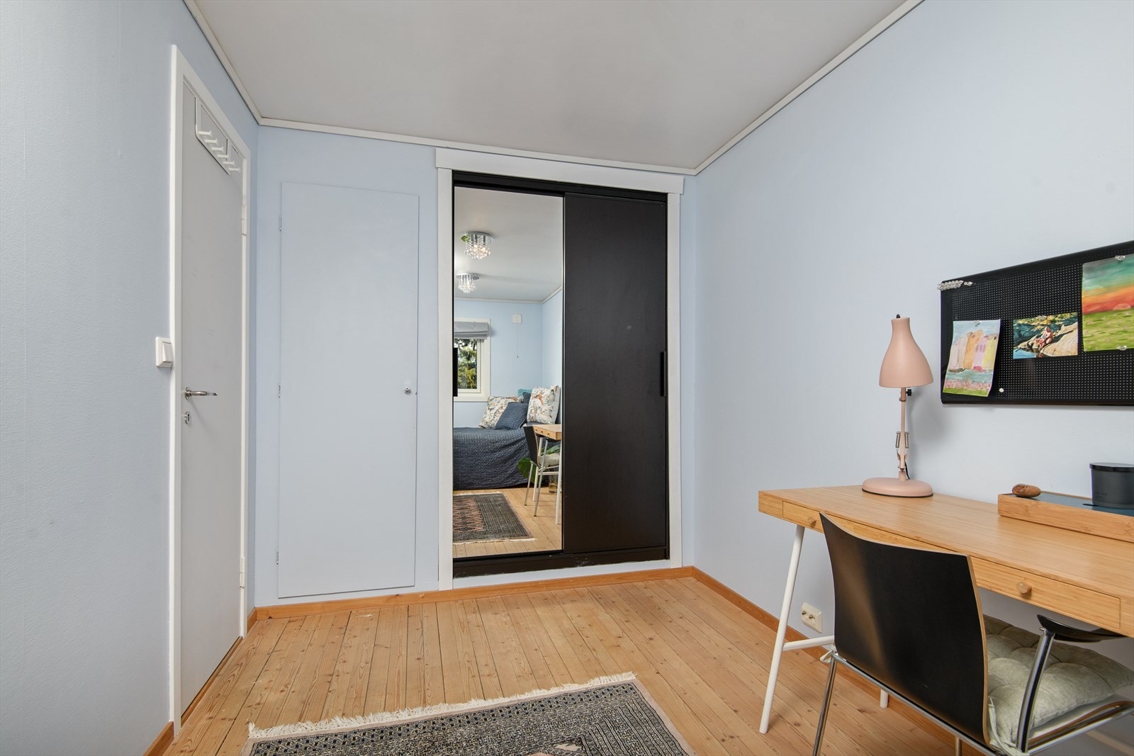 Rommet har plassbygget garderobeløsning Galleribilde