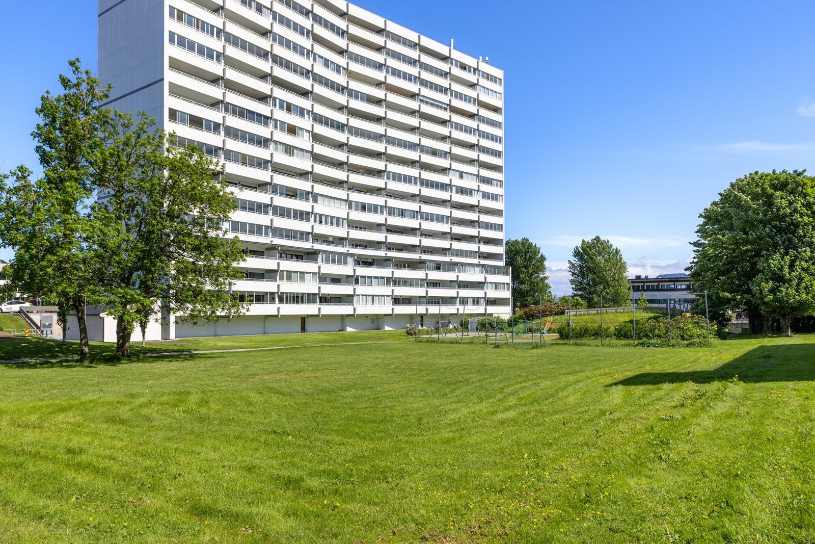 Gulaksveien 2 har en attraktiv beliggenhet sentralt på Mariero/Kristianslyst. Det er et rolig og etablert boligområde med kort vei til skole, barnehage og idrettsanlegg. Gode kollektivforbindelser med tog og buss. Galleribilde