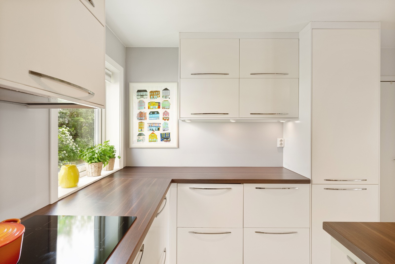 Fra utsiden ser flere av skuffene ut som kun én skuff, men har interne skuffer som gir god organisering uten å gå på bekostning av et rent uttrykk. Galleribilde