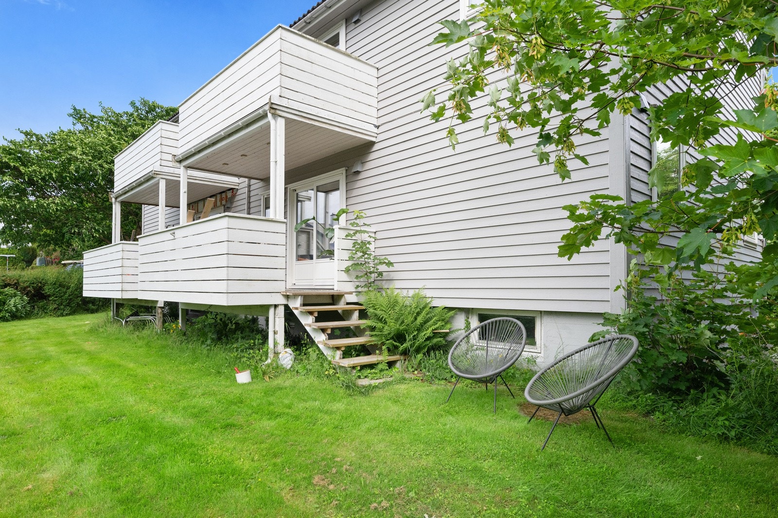 Rundt bygget er det en pen felleshage, med store plenarealer, trær, blomsterbed og gruslagte gangstier. Galleribilde