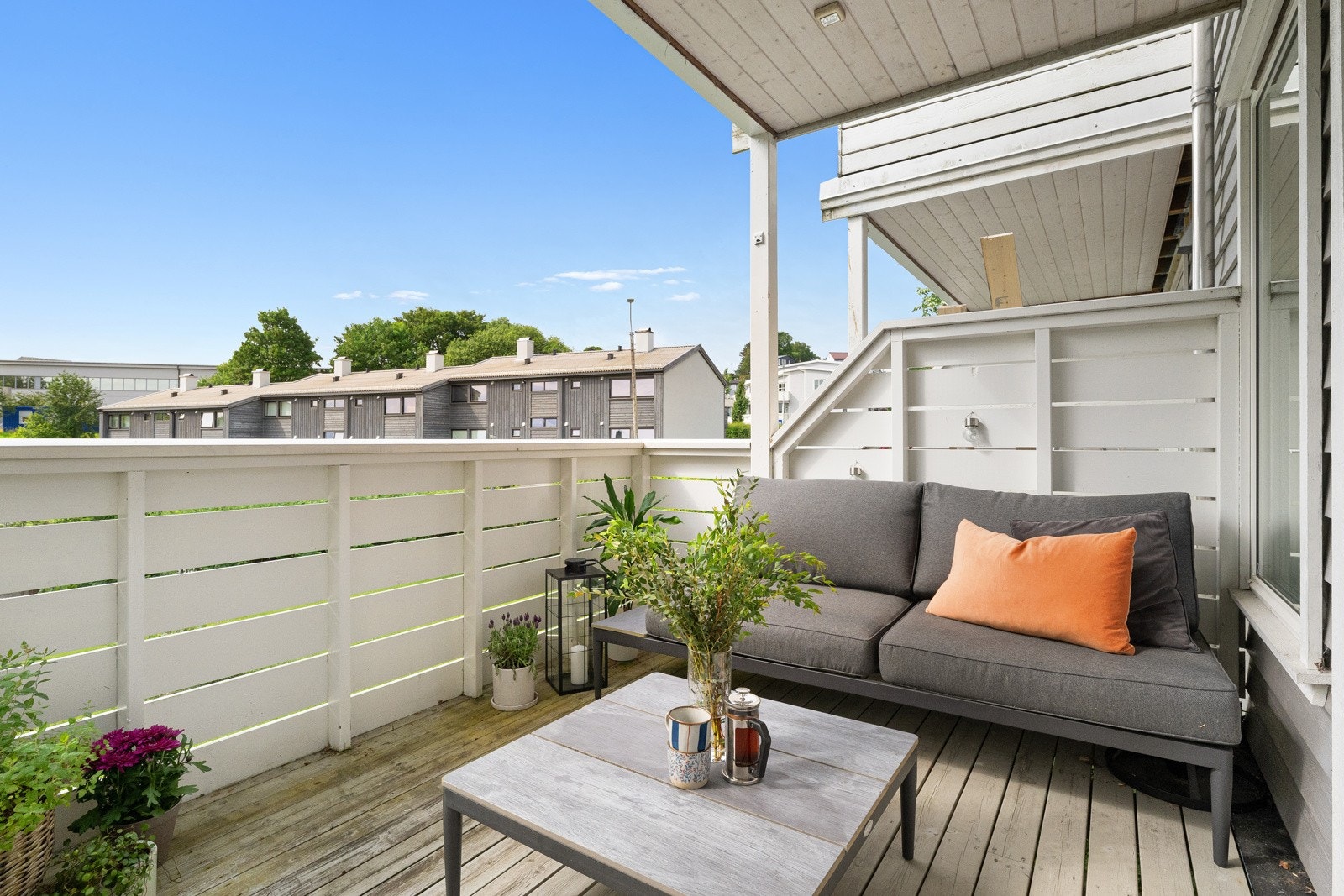 Balkongen måler ca. 9 kvm og har adkomst fra stuen. Belysning er montert, og uteplassen innbyr til hygge gjennom hele dagen. Galleribilde
