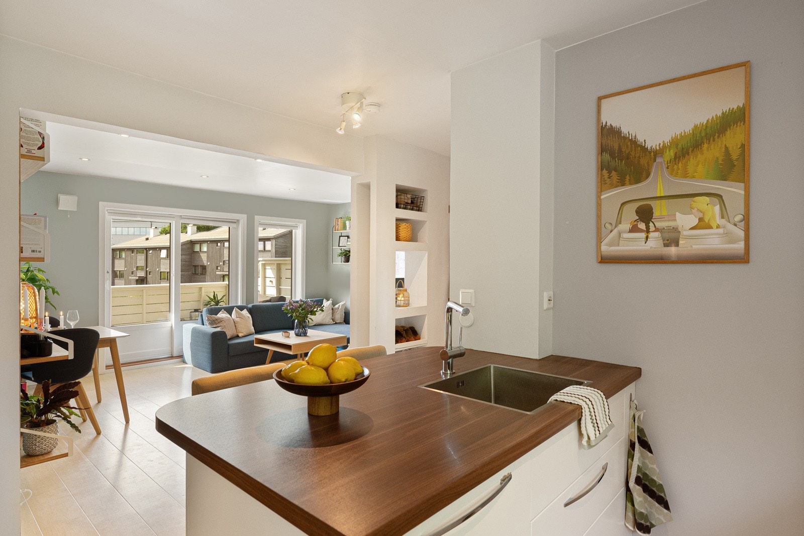 Planløsningen er god, med kjøkkenet og stuen på hver sin side av gangen. Galleribilde