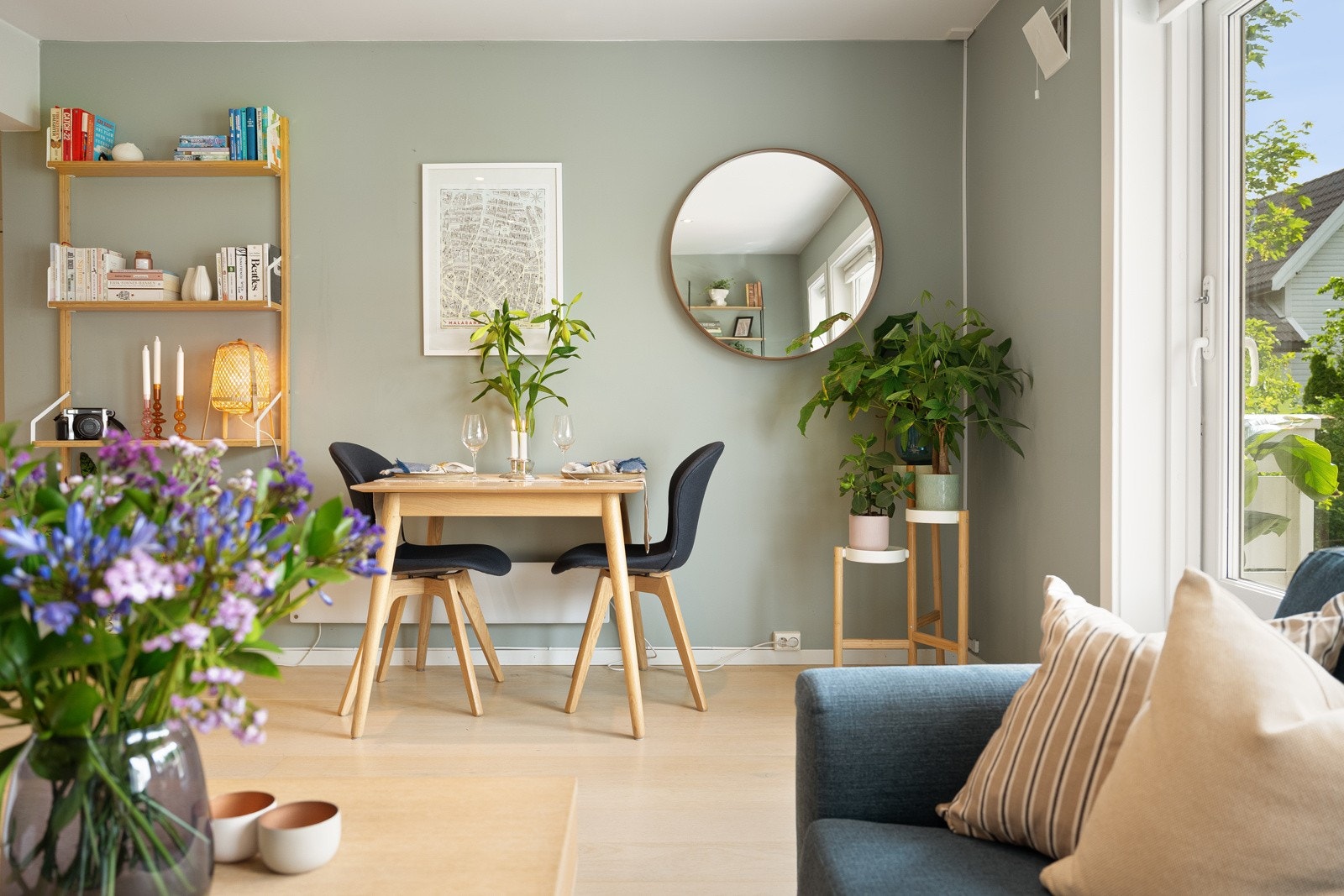 Morgenlyset i leiligheten er magisk, og gjennomgående enstavs parkettgulv bidrar til den delikate stilen. Galleribilde