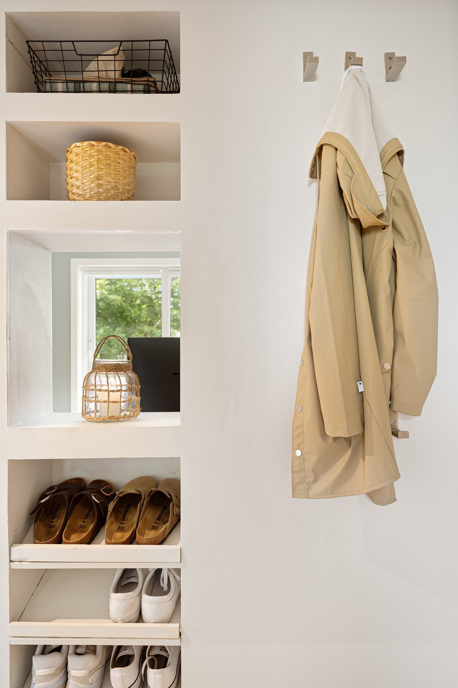 Gangen har integrerte hyller kan brukes til oppbevaring, planter og annen dekor. Galleribilde