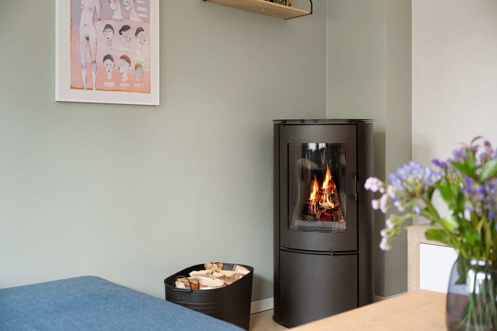 Lune kvelder sikres av en peisovn fra 2023, og ildstedet varmer opp hele leiligheten. Galleribilde