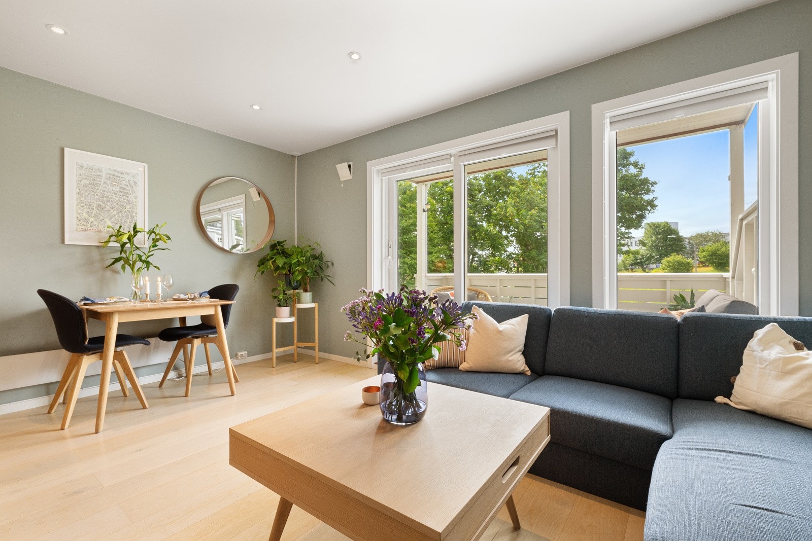 Stuen er et meget pent oppholdsrom, med godt lysinnslipp og magisk morgenlys via to store vinduer i front. Galleribilde