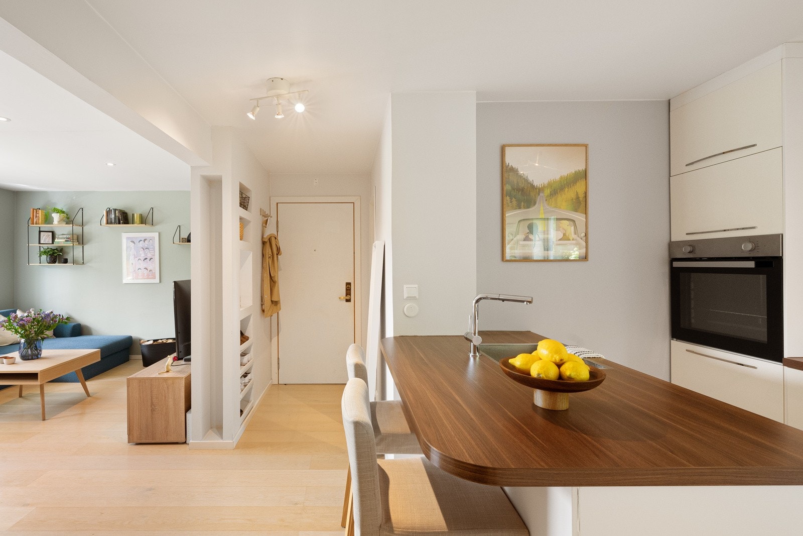 Selve kjøkkenet er tidløst og praktisk, med svært god skap- og skuffeplass. Galleribilde