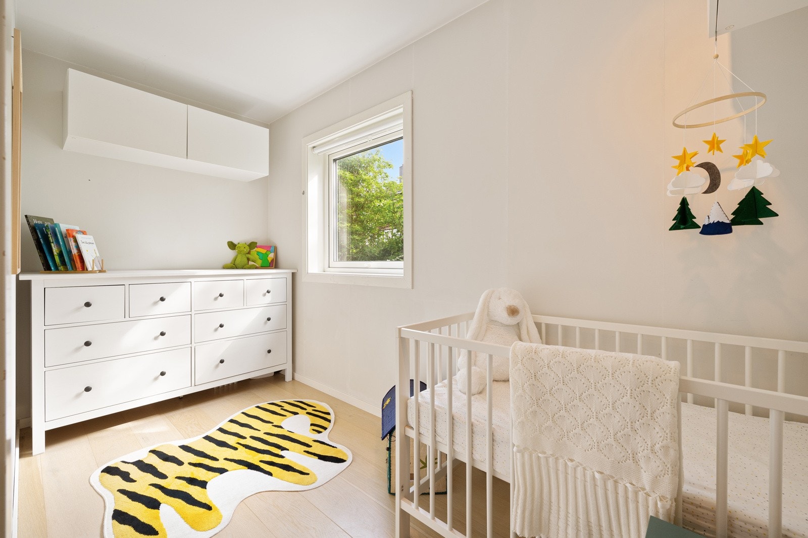 Det andre rommet har hvite overskap på to av veggene, og ekstra lagringsplass finnes i en kjellerbod på ca. 7 kvm. Galleribilde