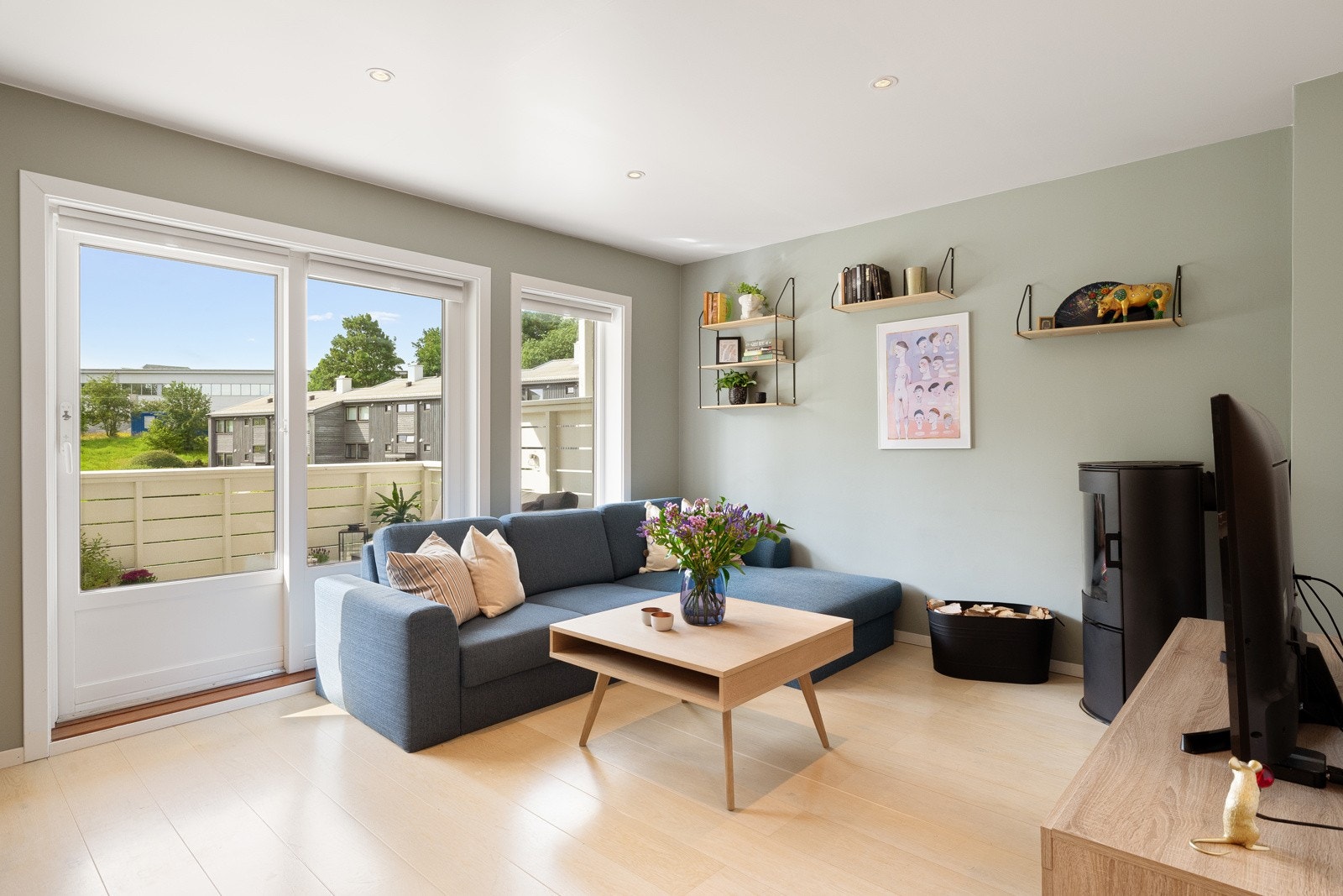 Dagslyset suppleres ypperlig av downlights i store deler av himlingen, og en glassdør tar deg ut til den koselige balkongen med videre adkomst til hagen. Galleribilde