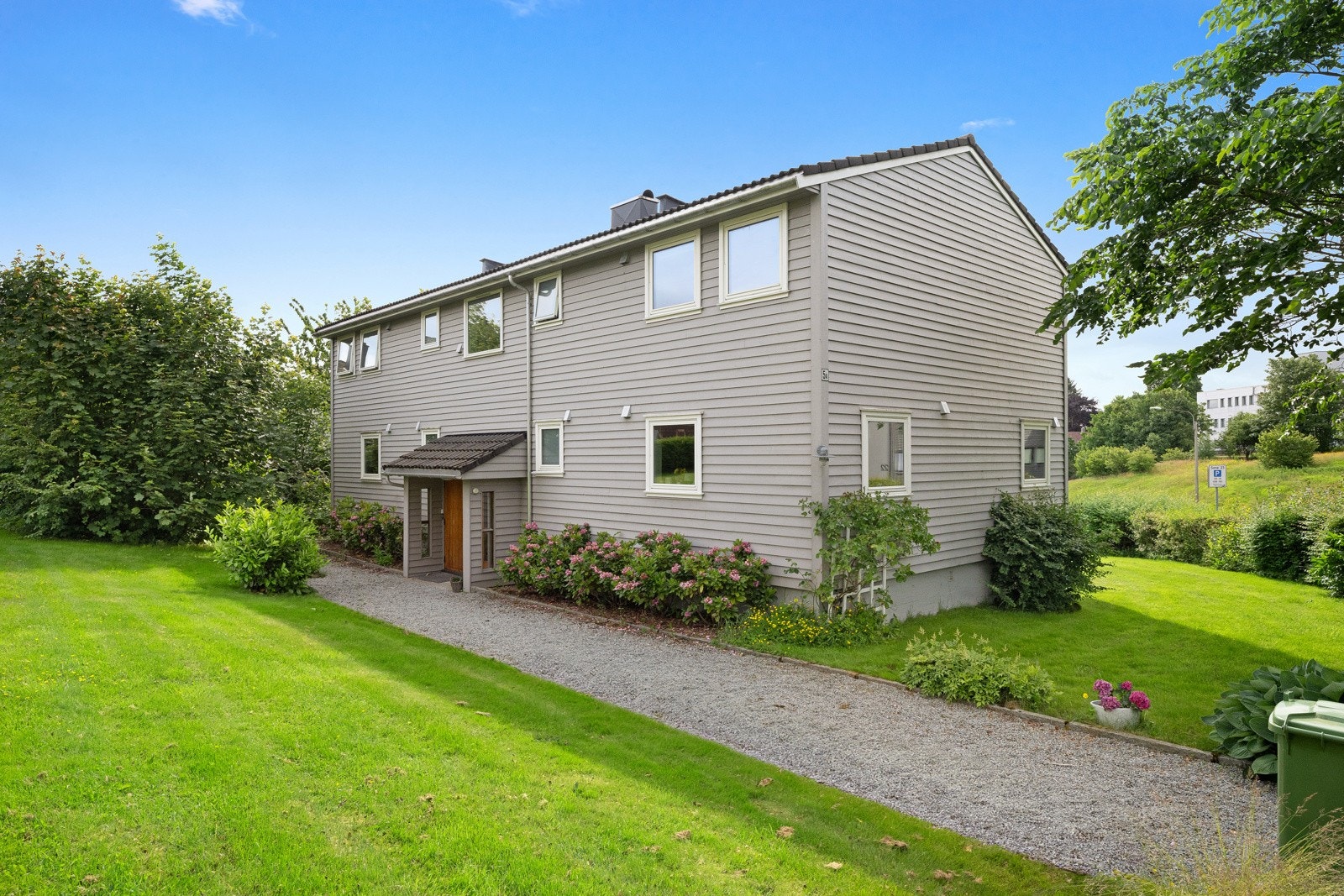 Kledningen er fra 2011, og taket er sjekket og utbedret lokalt i 2024. Galleribilde