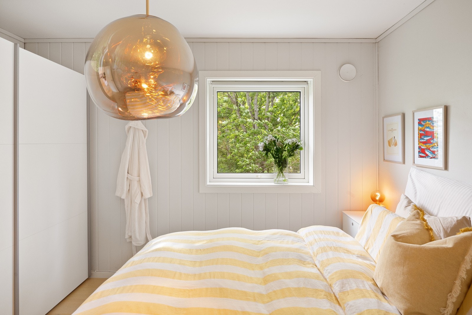 Duse farger bidrar til en behagelig atmosfære, og vinduene bringer inn noe av det grønne til rommene. Galleribilde