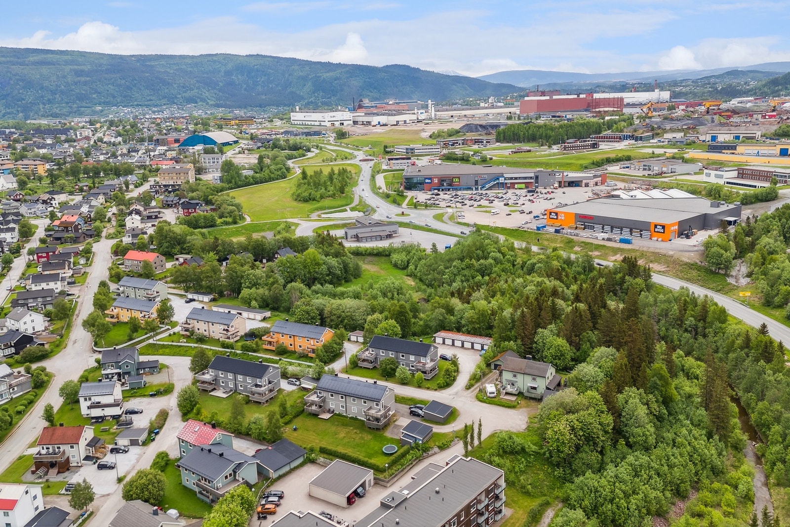 Dronebilde av boligen og nærområdet Galleribilde