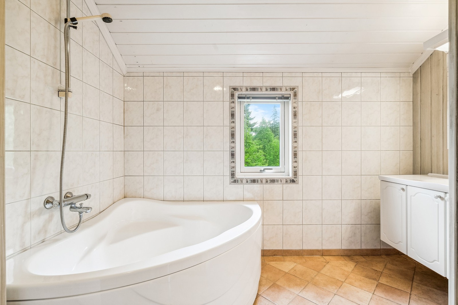Romslig bad/wc/vaskerom Galleribilde