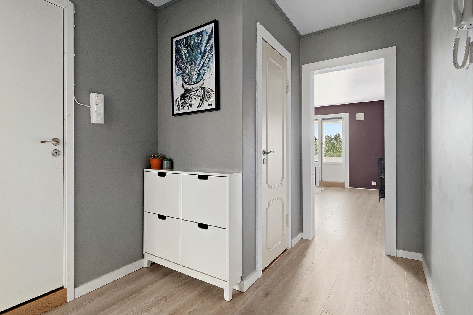 Romslig entré med masse garderobe- og lagringsplass i innvendig bod ved entré. Galleribilde
